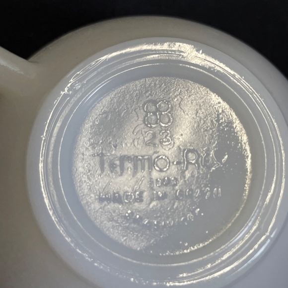 Four Vintage Milk Glass Tea Cups - Picture 5 of 6